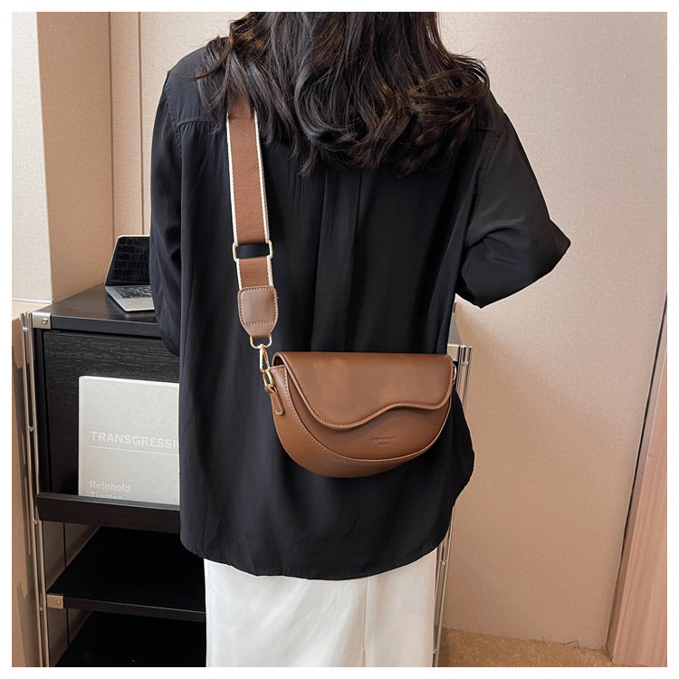 Cross-border Retro Niche Women's Small Bag 2024 New Fashion Saddle Bag Wide Shoulder Strap Crossbody Women's Bag Underarm Bag